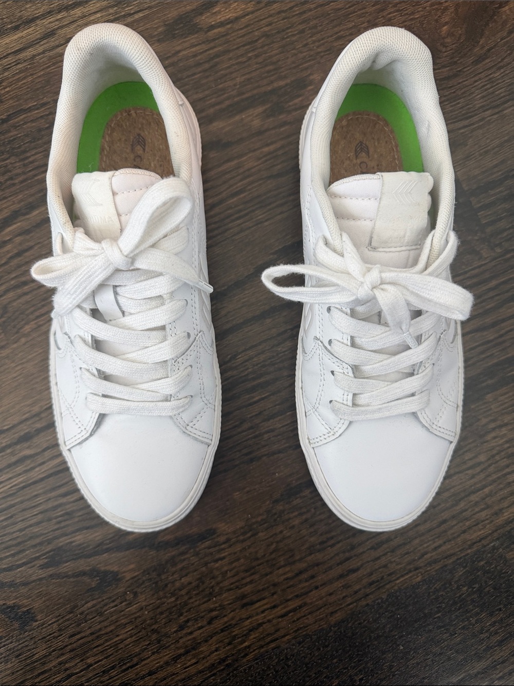 Cariuma White leather Sneakers with Green Insole